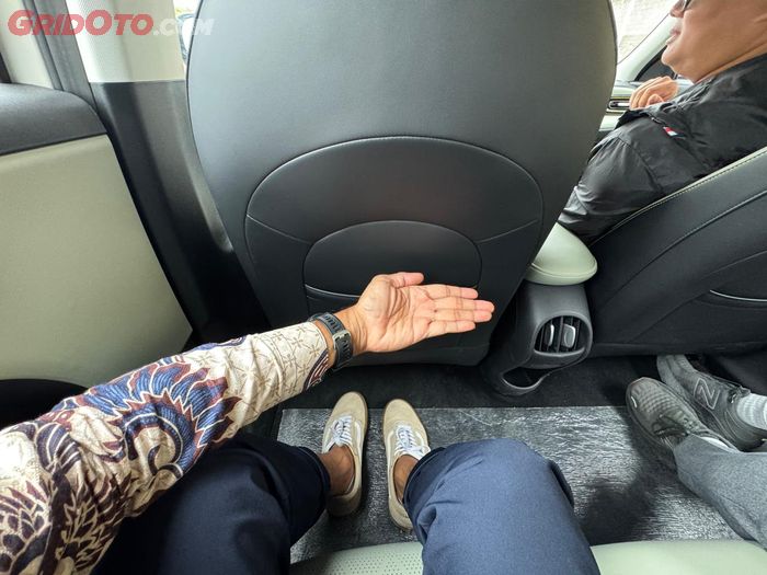 Legroom sangat lega di kursi baris kedua