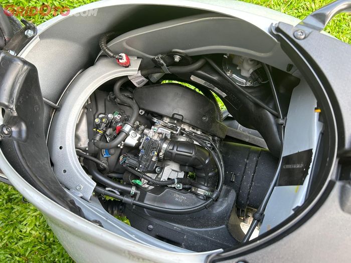 Saat bagasi dilepas, pemilik atau mekanik jadi lebih mudah untuk mengakses komponen mesin Vespa matic modern