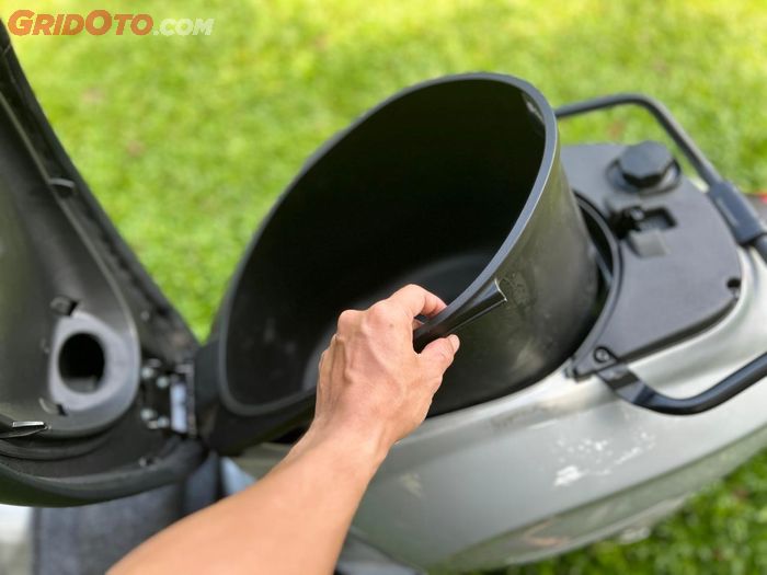 Bak bagasi Vespa matic modern bisa dilepas hanya dengan diangkat menggunakan tangan