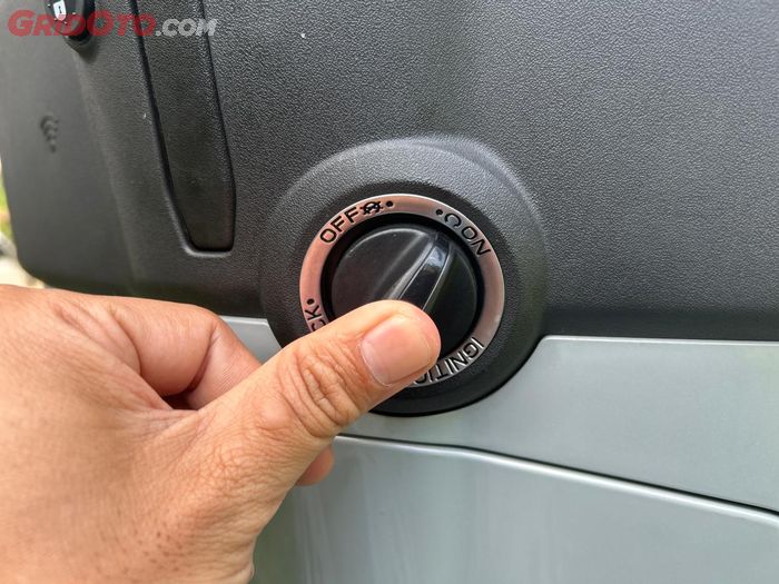 Untuk buka glove box di Vespa matic, posisikan kenob ke ON, lalu tekan ke arah dalam hingga mekanis terbuka