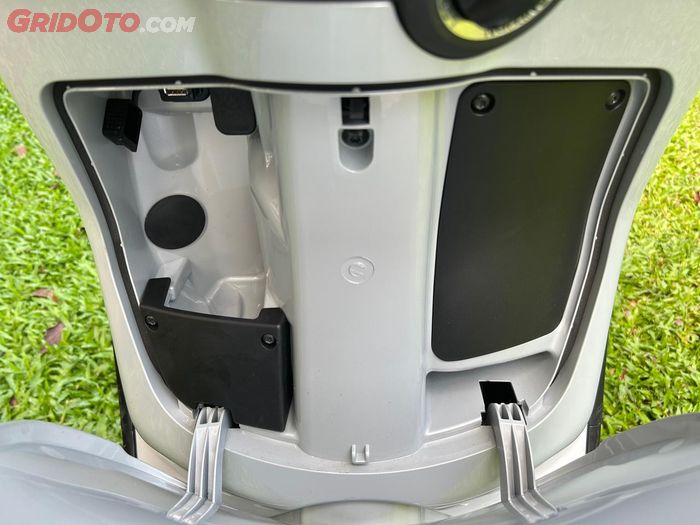 Seperti namanya, glove box di Vespa matic tidak punya banyak ruang penyimpanan, tetapi cukup untuk menyimpan glove, balaclava, atau barang kecil lain