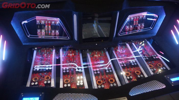 Full perangkat audio Omicrom terpasang