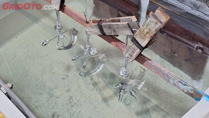 Proses anodize dengan menggunakan aliran listrik 