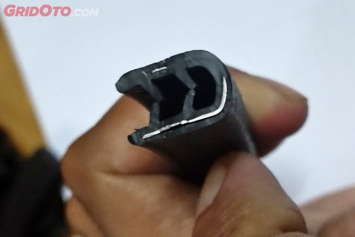 Karet pintu mobil getas