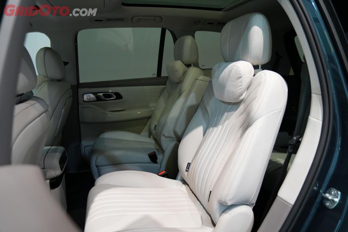 Jok baris kedua Geely Galaxy M9 PHEV jenis individual seat
