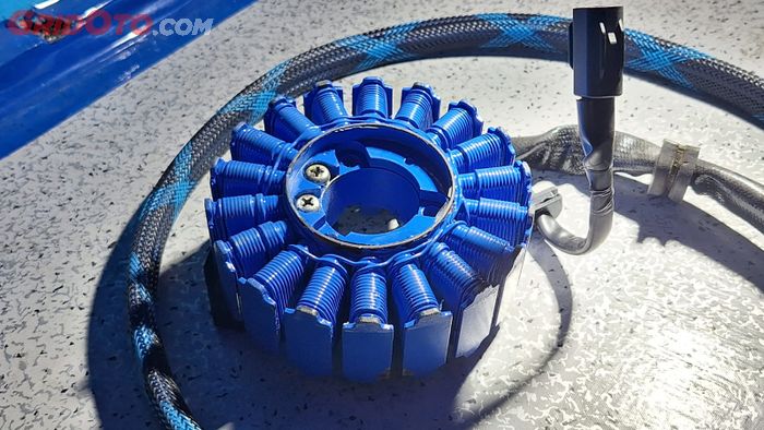 Kumparan sudah dicat biru sebagai anti-karat dan kabel menggunakan cover jaring sebagai pendingin