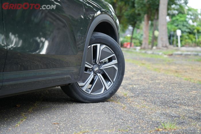 Bantingan suspensi Geely Starray EM-i lembut dan terasa stabil