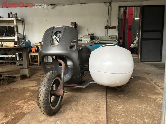 Proses pembuatan sespan Vespa Primavera di bengkel Scooter99