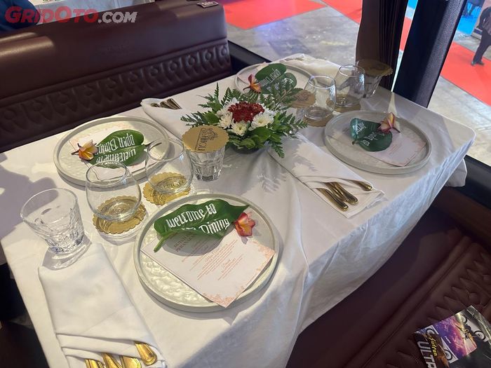 Meja makan di bus Open Dining of Jakarta