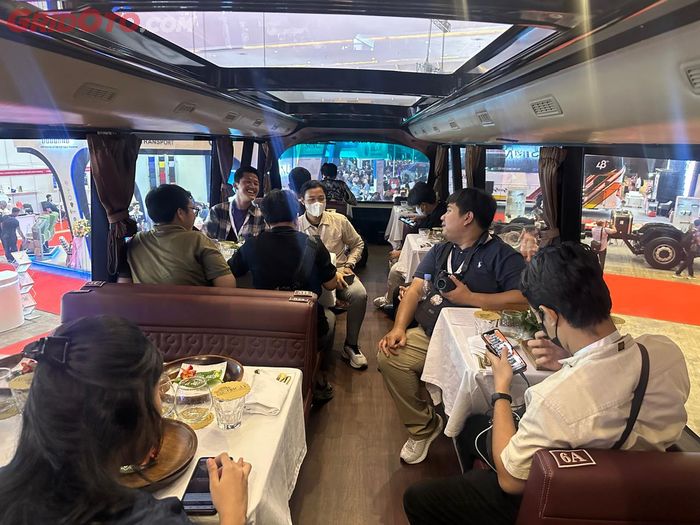 Lantai atas bus tingkat Transjakarta yang diubah jadi restoran fine dining