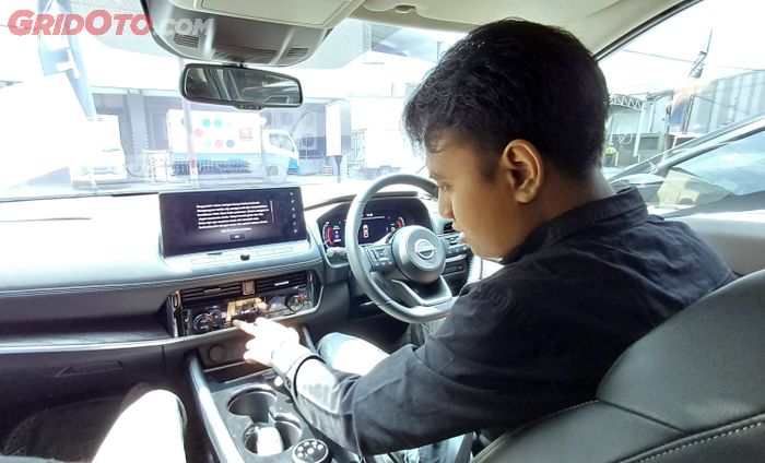 Salah satu pengunjung melakukan test drive
