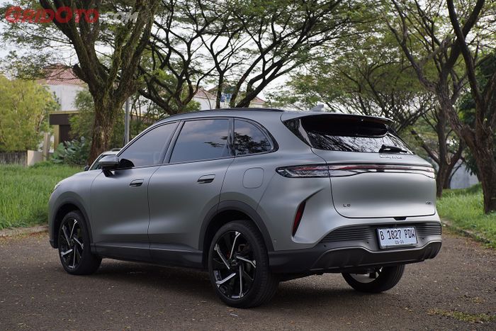 Buritan Lepas L8 PHEV terasa simpel dan sporty.