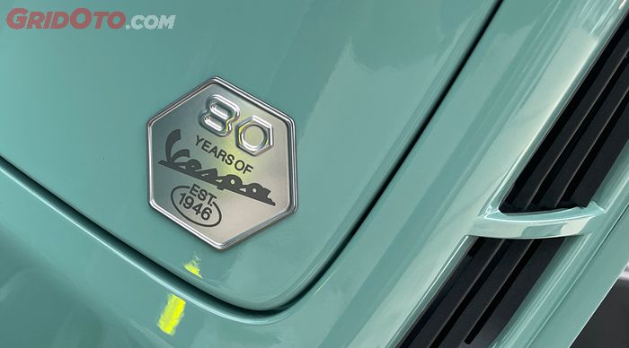 Logo 80 tahun jadi ikon Vespa GTS versi 80th Anniversary
