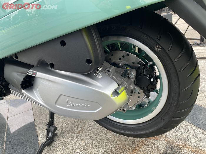 Output power mesin 250 cc dan 310 cc pada Vespa GTS 80th Anniversary ternyata tidak jauh berbeda.