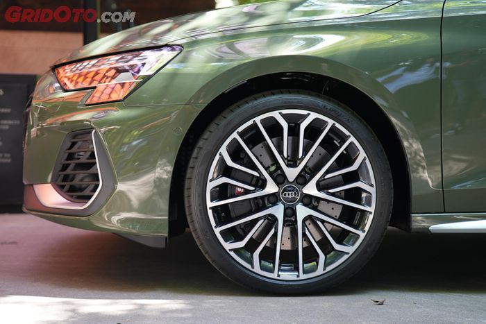 Audi S3 Verve Editon dengan pelek 19 inci motif palang Y spoke S Line