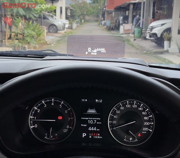 Head-Up Display (HUD) Suzuki Fronx SGX, memudahkan melihat info yang dibutuhkan saat berkendara