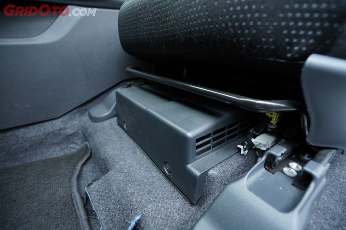 Baterai Toyota Veloz Hybrid di bawah bangku penumpang