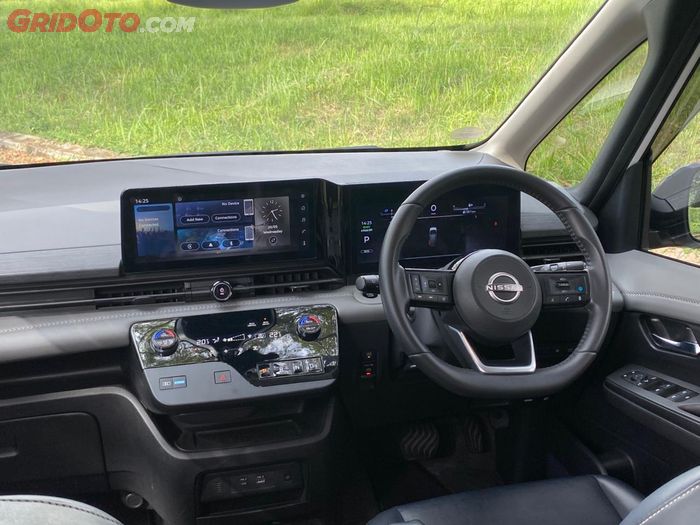 Interior Nissan Serena e-POWER lega dan nyaman.