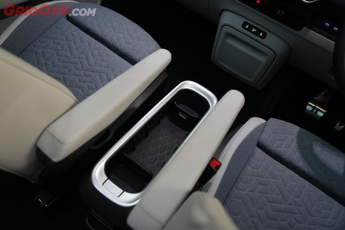 Konsol tengah VW ID. Buzz yang bisa dilepas dan dipindah