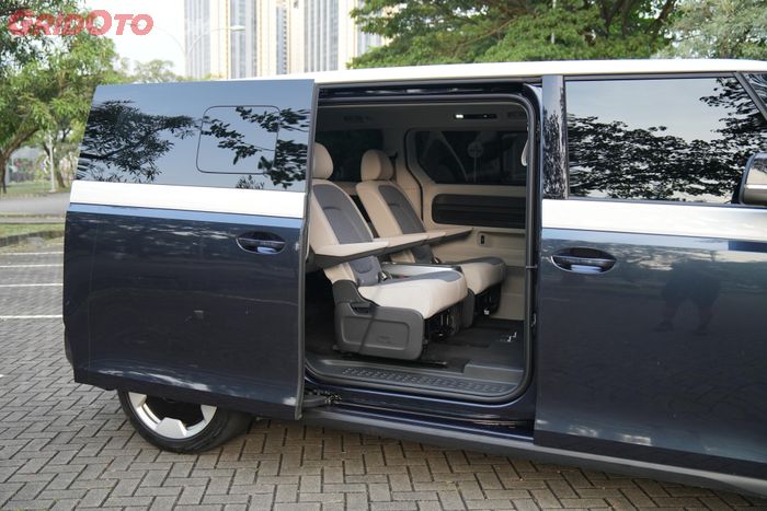 Pintu sliding door dan kabin VW ID. Buzz yang bisa diatur untuk akomodasi penumpang maupun barang