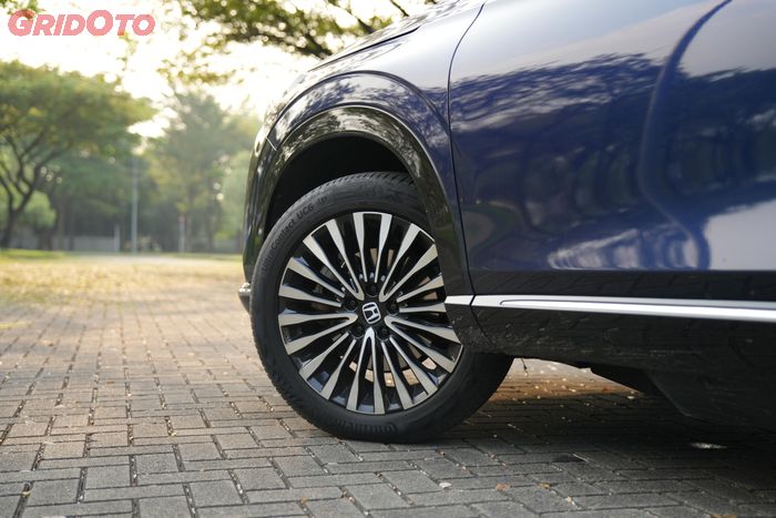 Pelek multi-spoke Honda e:N1 yang membedakan dengan Honda HR-V