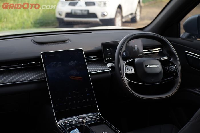 Interior Lepas L8 PHEV.