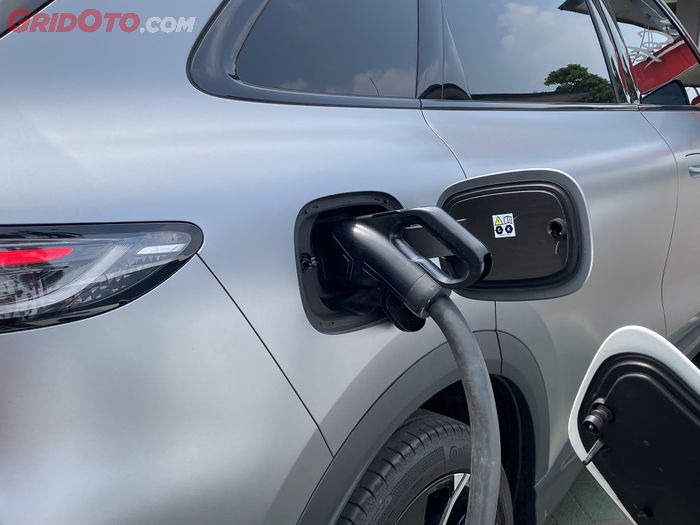 Lepas L8 PHEV enaknya bisa dicas langsung di SPKLU.
