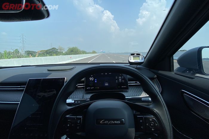 Fitur Adaptive Cruise Control Lepas L8 PHEV memungkinkan pengemudi cruising dengan hands-off.