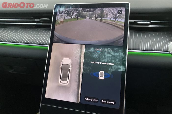 Tampilan layar Auto Parking Assistant pada Lepas L8 PHEV.