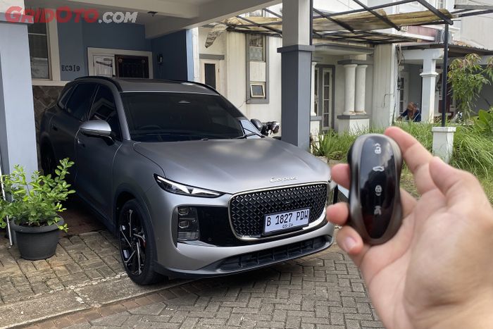 Ilustrasi Lepas L8 PHEV bersama anak kunci yang sudah memiliki fungsi remote parking assistant.
