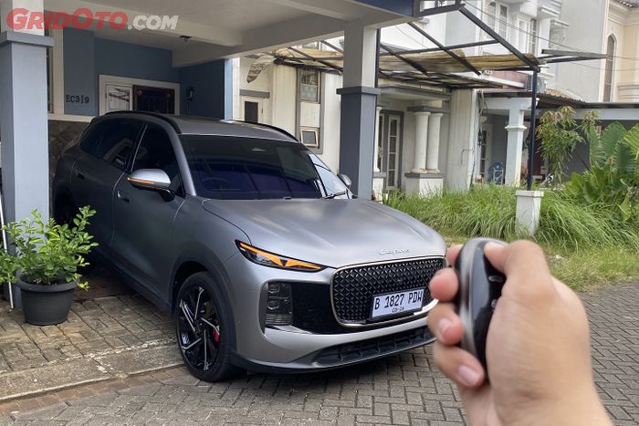 Ketika tombol paling atas di tekan, Lepas L8 akan menyalakan hazard dan maju pelan-pelan.