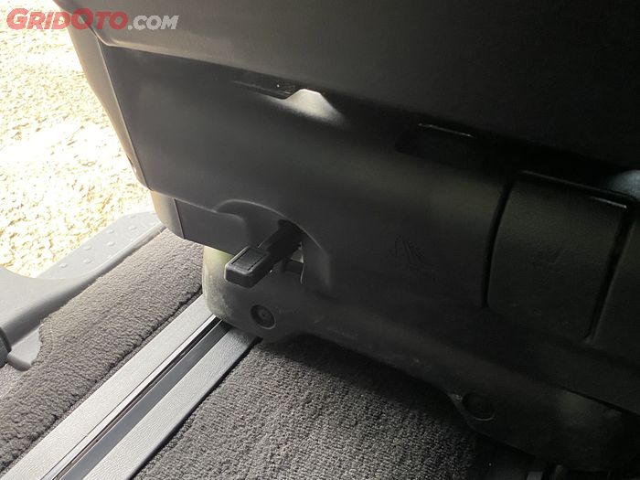 Kenop kaki ini adalah akses tercepat untuk keluar dari baris ketiga Nissan Serena e-POWER.