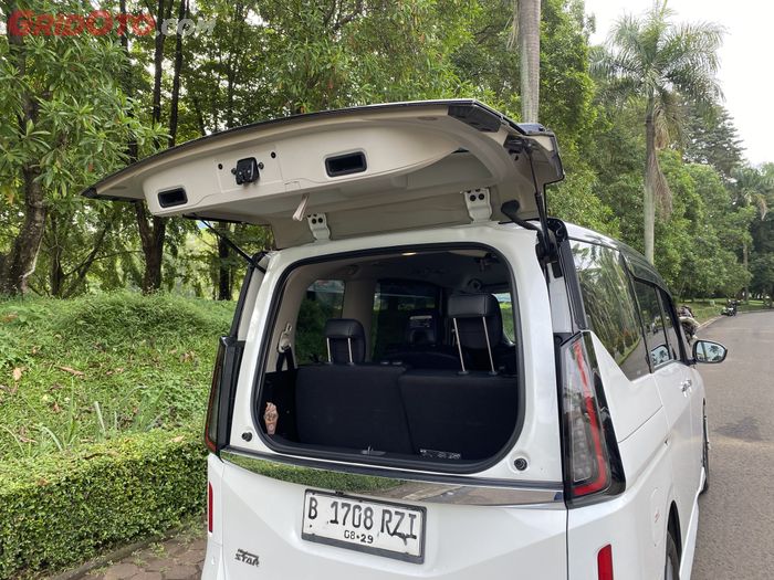 Pintu bagasi Nissan Serena e-POWER bisa dibuka kacanya saja.