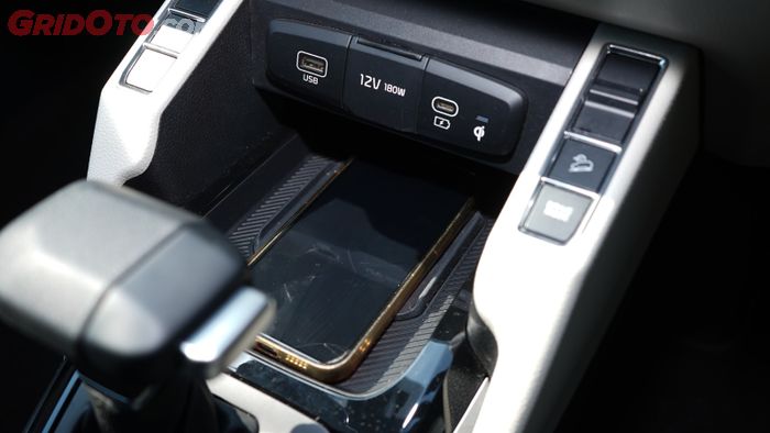 Slot USB dan wireless charging di area konsol tengah