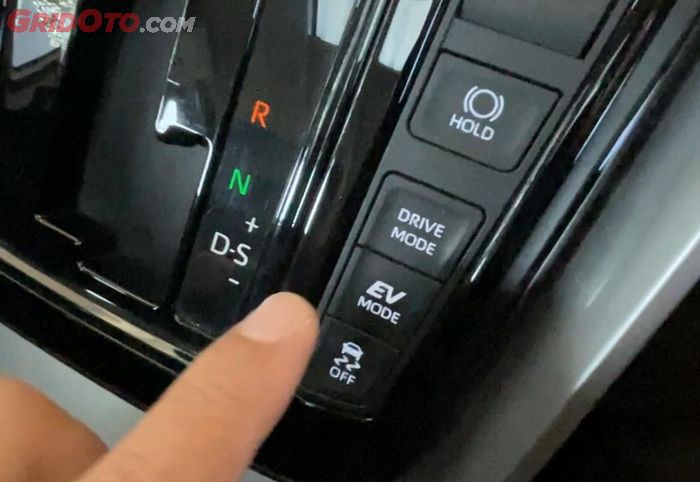 EV mode di Toyota Kijang Innova Zenix Hybrid bisa diaktifkan hanya dengan tekan tombol ini