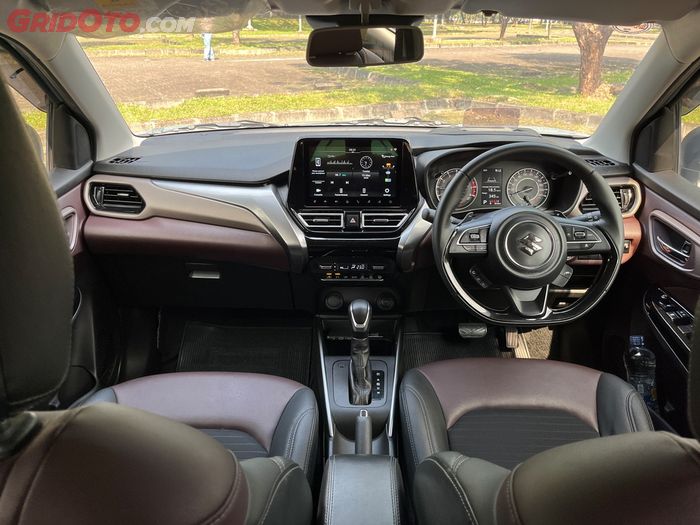 Suzuki Fronx SGX AT 2Tone yang praktis untuk harian, banyak kompartemen penyimpanan