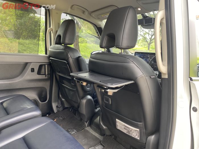 Meja lipat di baris kedua Nissan Serena e-POWER.