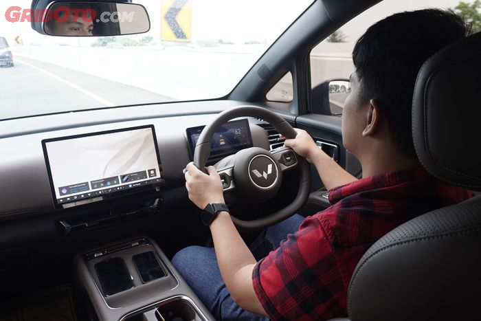 Wuling Darion PHEV terasa mewah di interior, lengkap dengan LING OS.