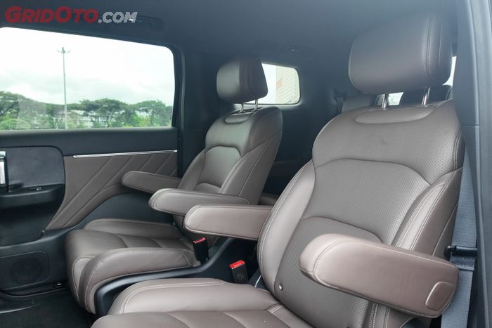 Kabin baris kedua Wuling Darion PHEV nyaman dengan captain seat.