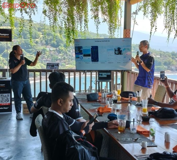 Pemaparan aplikasi Yamaha ON di sela perjalanan MAXI Tour Boemi Nusantara di Bali