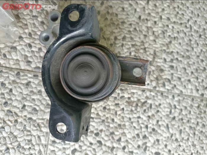 Engine mounting bagian samping