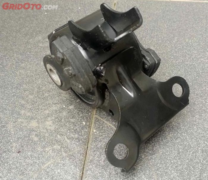 Engine mounting samping