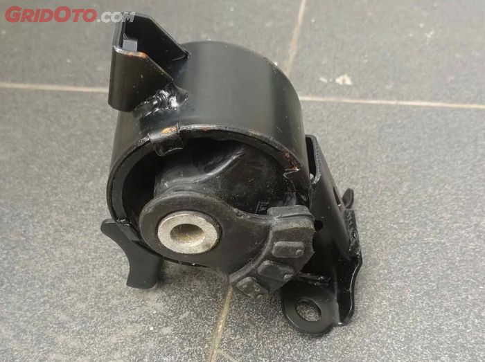 Engine mounting samping