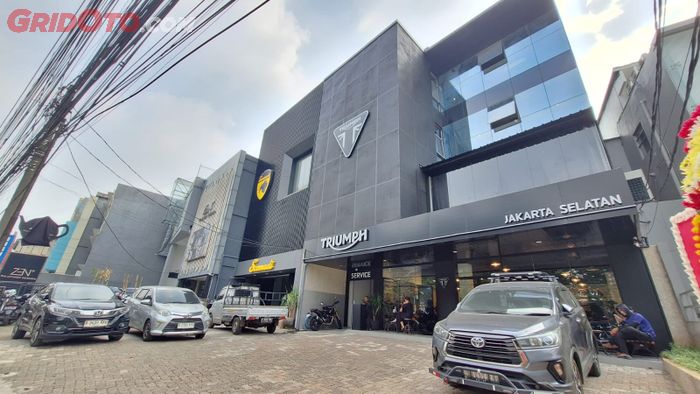 Dealer resmi Triumph di depan Gandaria City, Jakarta Selatan