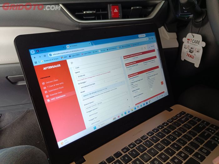 ilustrasi cek sistem kendaraan Toyota dengan scanner