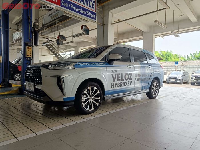 Toyota Veloz Hybrid di bengkel resmi 