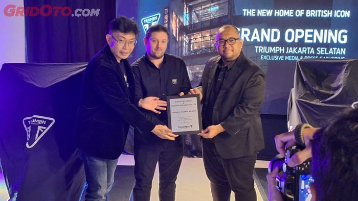 Joe Frans, Director of Triumph Motorcycle Indonesia (kiri), Perry Marston Regional Sales Support Manager Triumph Motorcycle (tengah) dan Robby Tamaro Head Of Sales PT Moto World International (kanan) meresmikan dealer pertama Triumph 