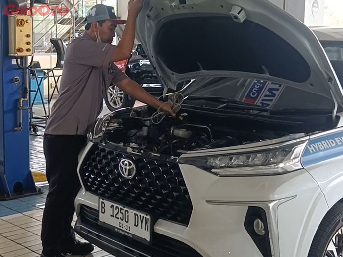 Toyota Veloz Hybrid sedang dilakukan pengecekan di bengkel resmi