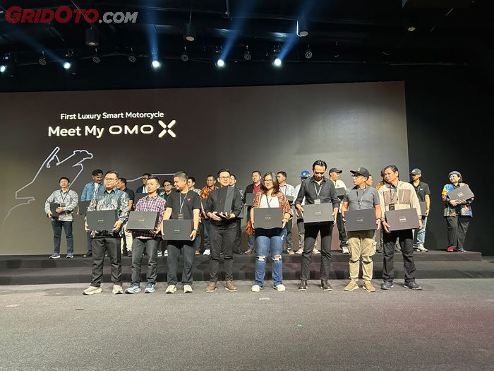 Seremoni penyerahan unit kepada 100 pemesan pertama Omoway Omo X