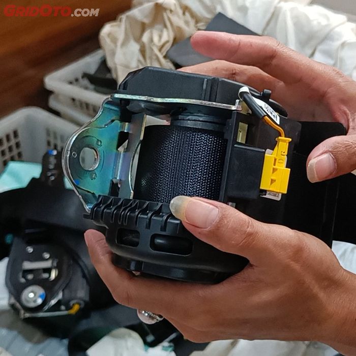 modul pretensioner seat belt yang harus diperbaiki jika terjadi kecelakaan